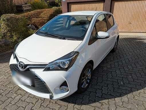 Weiß Gebraucht 2017 Toyota Yaris Edition Kleinwagen | 10.900 € (Fairer Preis) - Bild 1/4