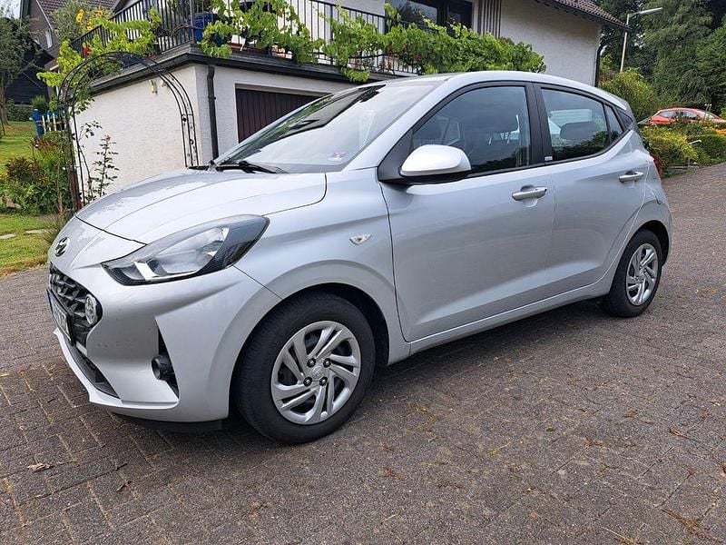 Grau Gebraucht 2021 Hyundai i10 Select Kleinwagen | 9.290 € (Guter Preis) - Bild 1/4