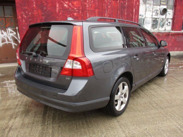 Gebraucht Volvo V70 Momentum 185 PS (136 kW) 2010 Andere farbe metallic Kombi