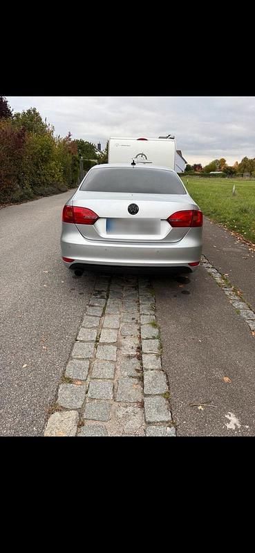 Gebraucht VW Jetta 105 PS (77 kW) 2012 Silber Limousine