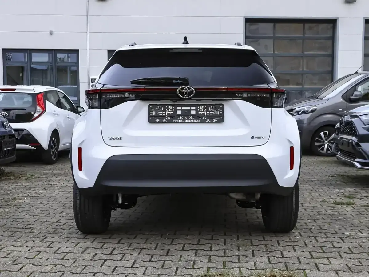 Neu Toyota Yaris Cross 131 PS (96 kW) 2025 Weiß SUV