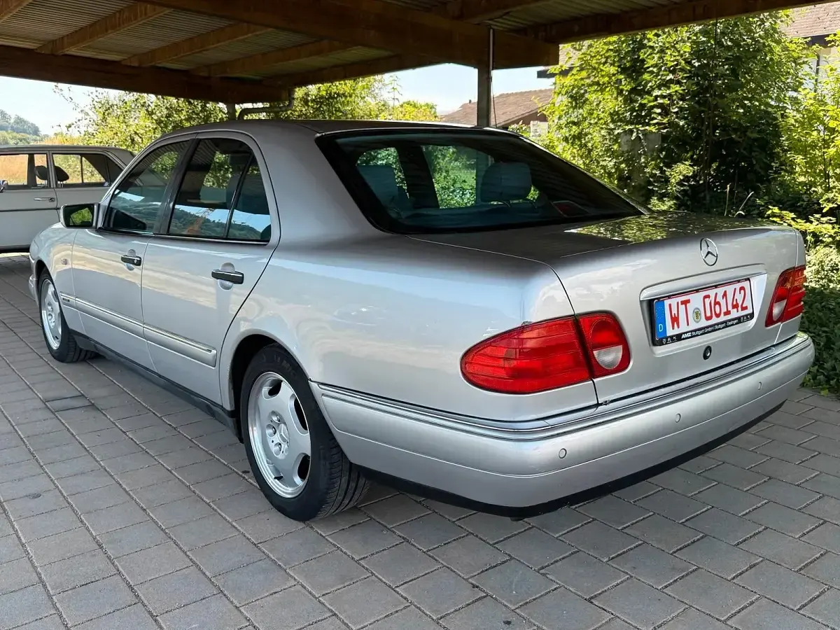 Gebraucht Mercedes E240 Avantgarde 170 PS (125 kW) 1998 Grau Limousine