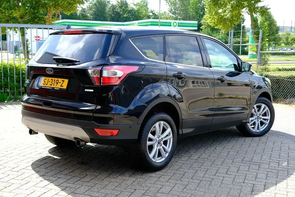 Gebraucht Ford Kuga Titanium 120 PS (88 kW) 2018 Schwarz SUV