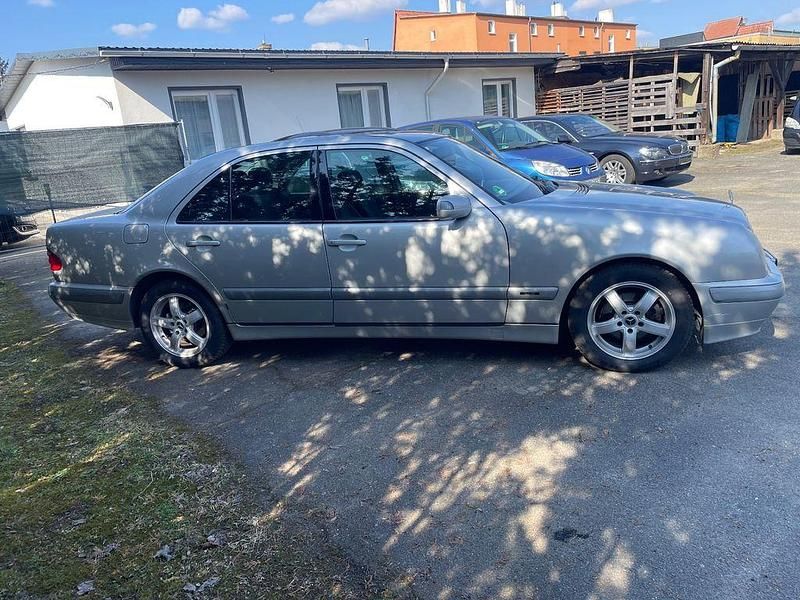 Gebraucht Mercedes E220 Classic 143 PS (105 kW) 2001 Silber Limousine