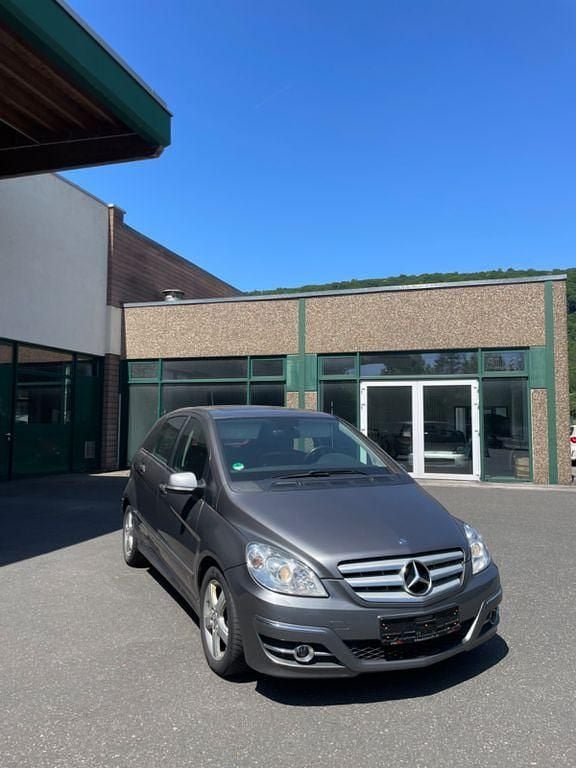 Grau Gebraucht 2009 Mercedes B180 Van / Kleinbus | 3.590 € (Superpreis) - Bild 1/4