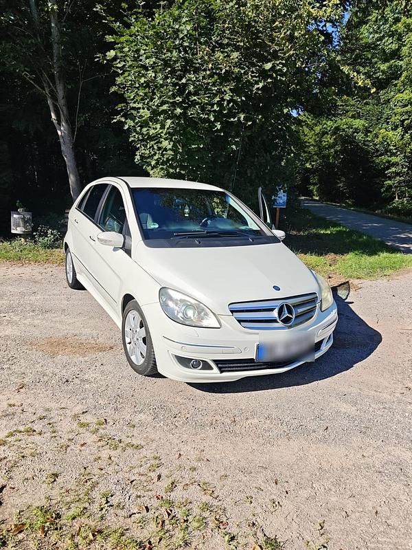 Weiß Gebraucht 2007 Mercedes B180 Van / Kleinbus | 2.500 € (Fairer Preis) - Bild 1/4