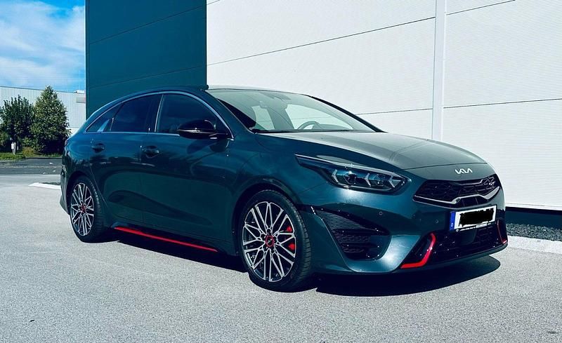Grau Gebraucht 2023 Kia ProCeed Kleinwagen | 28.500 € (Fairer Preis) - Bild 1/4