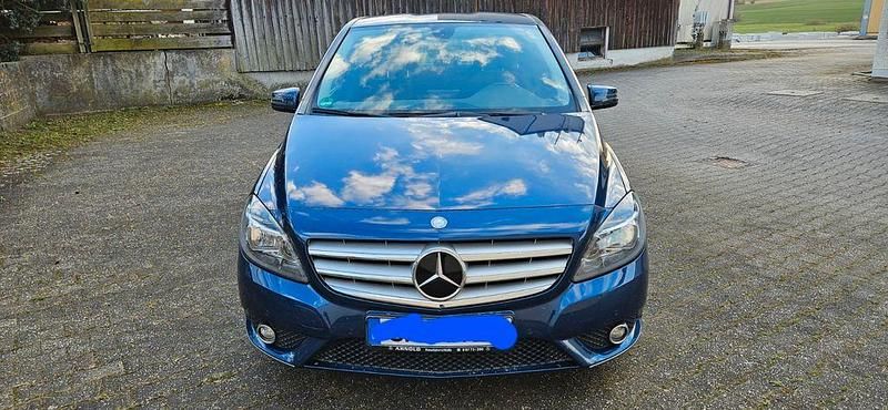 Gebraucht Mercedes B180 122 PS (89 kW) 2013 Blau Van / Kleinbus