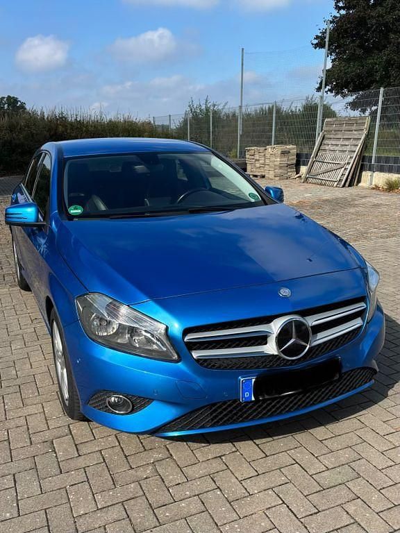 Blau Gebraucht 2013 Mercedes A180 Urban Limousine | 9.400 € (Fairer Preis) - Bild 1/4