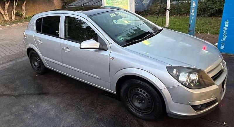 Grau Gebraucht 2005 Opel Astra Limousine | 1.300 € (Guter Preis) - Bild 1/4