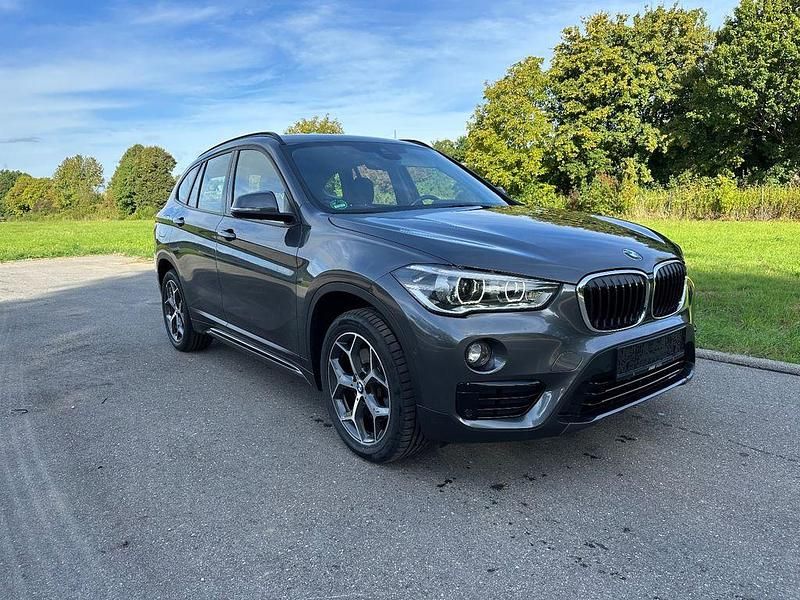 Grau Gebraucht 2019 BMW X1 Sport Line SUV | 18.790 € (Superpreis) - Bild 1/4