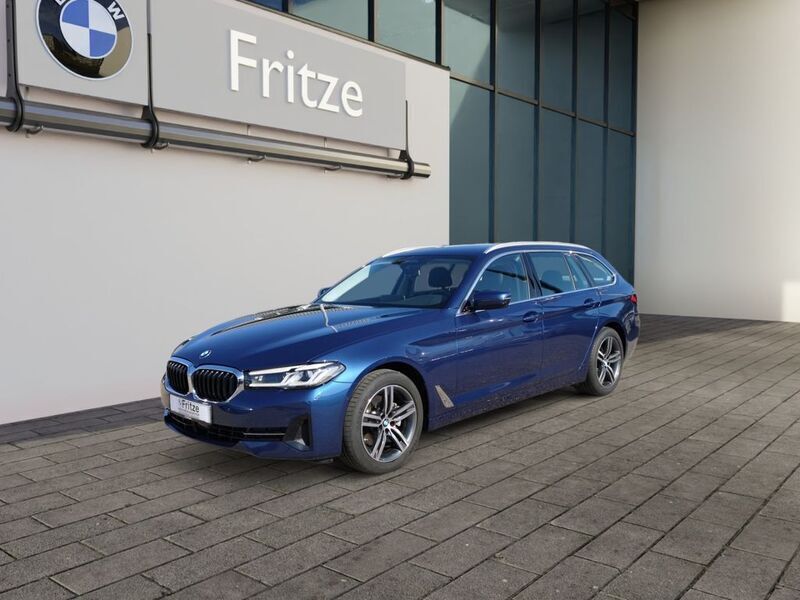 Blau Gebraucht 2023 BMW 520 Sport Line Kombi | 44.445 € (Fairer Preis) - Bild 1/4