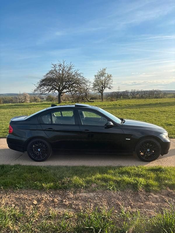 Gebraucht BMW 320 163 PS (119 kW) 2007 Schwarz Limousine