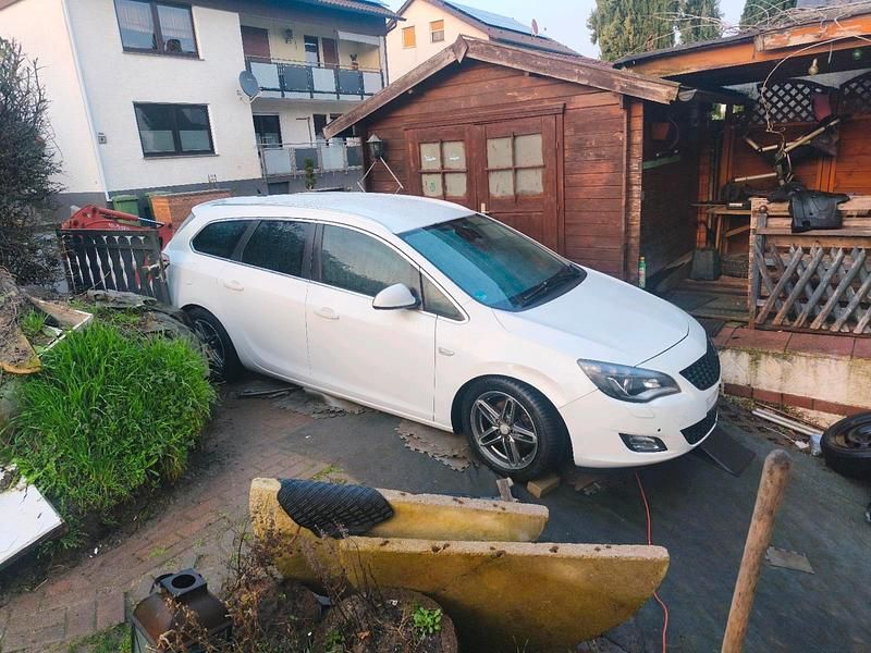 Gebraucht Opel Astra Sport 165 PS (121 kW) 2011 Weiß Kombi