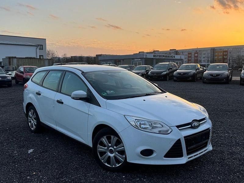 Używany Ford Focus Ambiente 101 KM (74 kW) 2014 Biały Sedan/Limuzyna