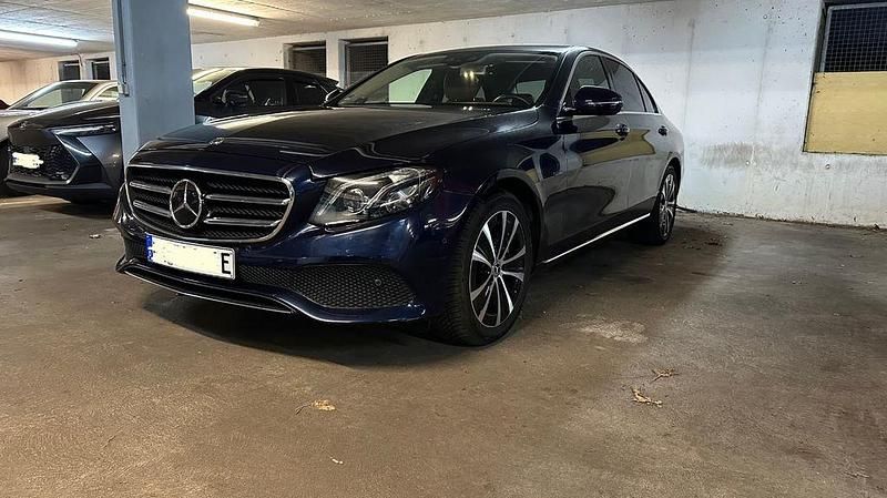 Blau Gebraucht 2019 Mercedes E300 Limousine | 29.500 € (Superpreis) - Bild 1/4