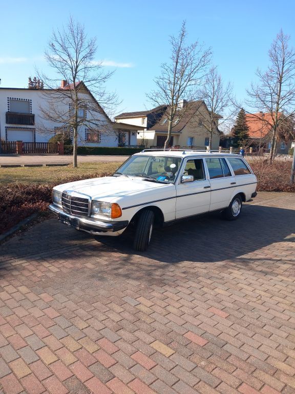 Weiß Gebraucht 1979 Mercedes 240 Kombi | 4.500 € - Bild 1/4