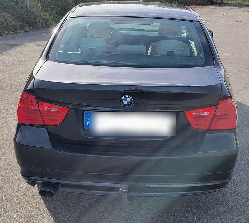 Gebraucht BMW 320 184 PS (135 kW) 2011 Schwarz Limousine