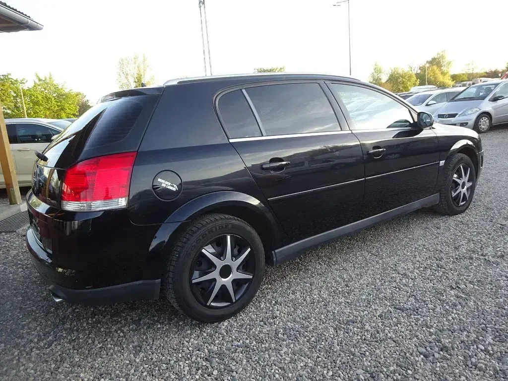 Usata Opel Signum Edition 155 CV (114 kW) 2005 Nero Utilitaria