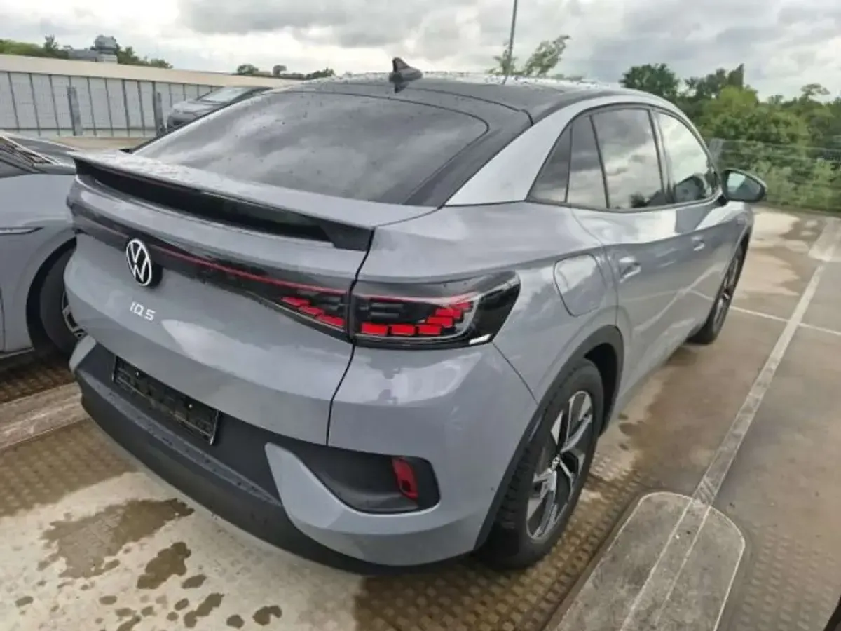 Gebraucht VW ID.5 Pro Performance 150 kW (204 PS) 2023 Mondsteingrau/schwarz SUV