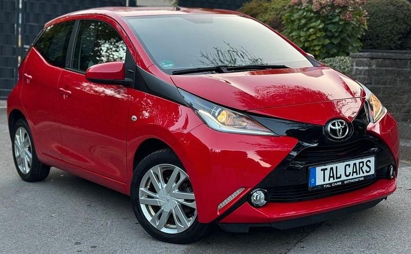 Rot Gebraucht 2018 Toyota Aygo Team Kleinwagen | 11.999 € (Fairer Preis) - Bild 1/4
