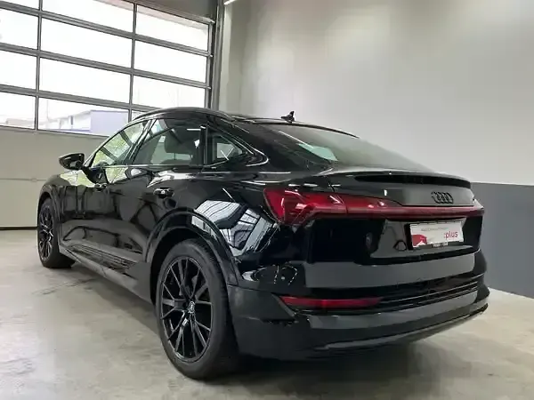 Używany Audi e-tron Advanced 230 kW (313 KM) 2022 Czarny SUV