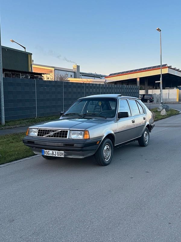 Grau Gebraucht 1988 Volvo 340 Limousine | 3.000 € - Bild 1/4