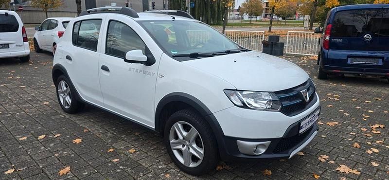 Gebraucht Dacia Sandero Prestige 90 PS (66 kW) 2014 Weiß Kleinwagen