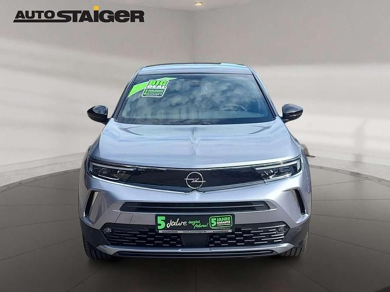 Gebraucht Opel Mokka Ultimate 131 PS (96 kW) 2023 Kontrast grau/quarz silber SUV