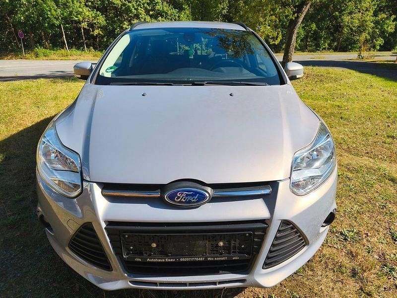 Silber Gebraucht 2014 Ford Focus Limousine | 2.950 € (Superpreis) - Bild 1/4