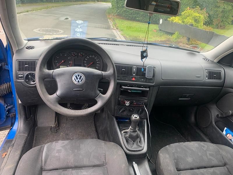 Blau Gebraucht 2000 VW Golf IV Kleinwagen | 850 € (Guter Preis) - Bild 1/4