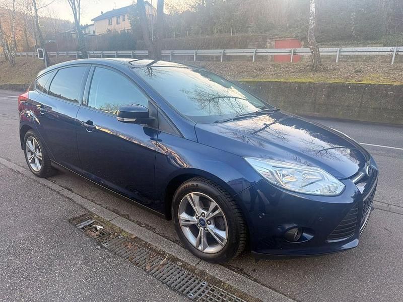Gebraucht Ford Focus Trend 125 PS (91 kW) 2013 Blau Limousine