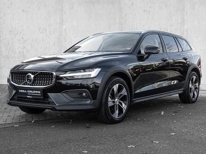 Gebraucht Volvo V60 CC Ultimate 197 PS (144 kW) 2023 Onyx black / metallic Kombi