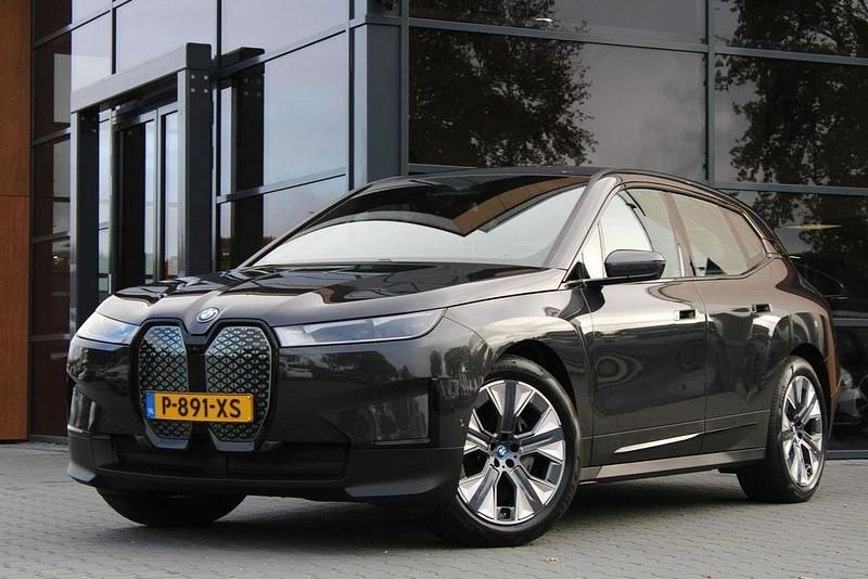 Grau Gebraucht 2022 BMW iX Executive SUV | 42.950 € - Bild 1/4