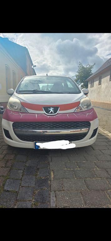 Weiß Gebraucht 2010 Peugeot 107 Filou Kleinwagen | 2.500 € (Fairer Preis) - Bild 1/4