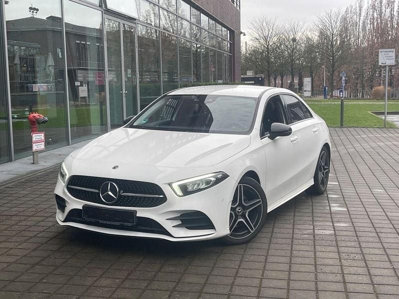 Weiß Gebraucht 2021 Mercedes A220 AMG line Limousine | 26.990 € (Fairer Preis) - Bild 1/4
