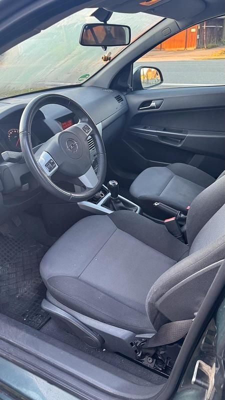 Gebraucht Opel Astra 90 PS (66 kW) 2011 Grün Kleinwagen