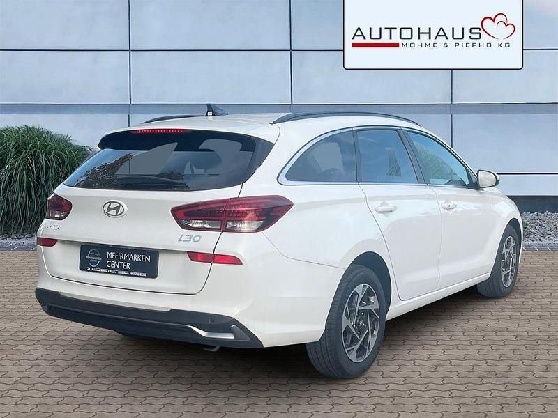Neu Hyundai i30 Advantage 101 PS (74 kW) 2025 Weiß Limousine