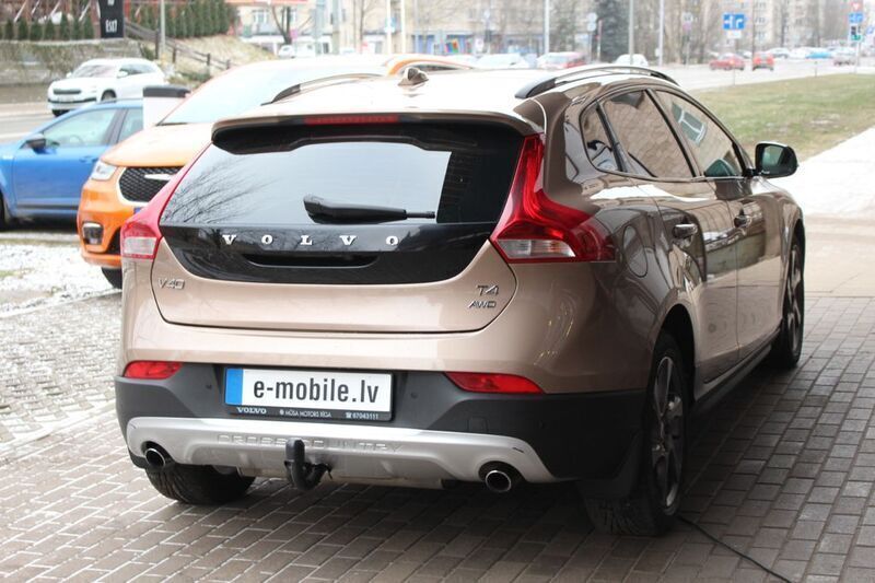 Gebraucht Volvo V40 CC Summum 179 PS (131 kW) 2014 Braun Kombi