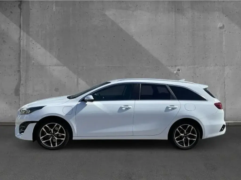 Gebraucht Kia Ceed 141 PS (103 kW) 2022 Cararraweiss Kleinwagen