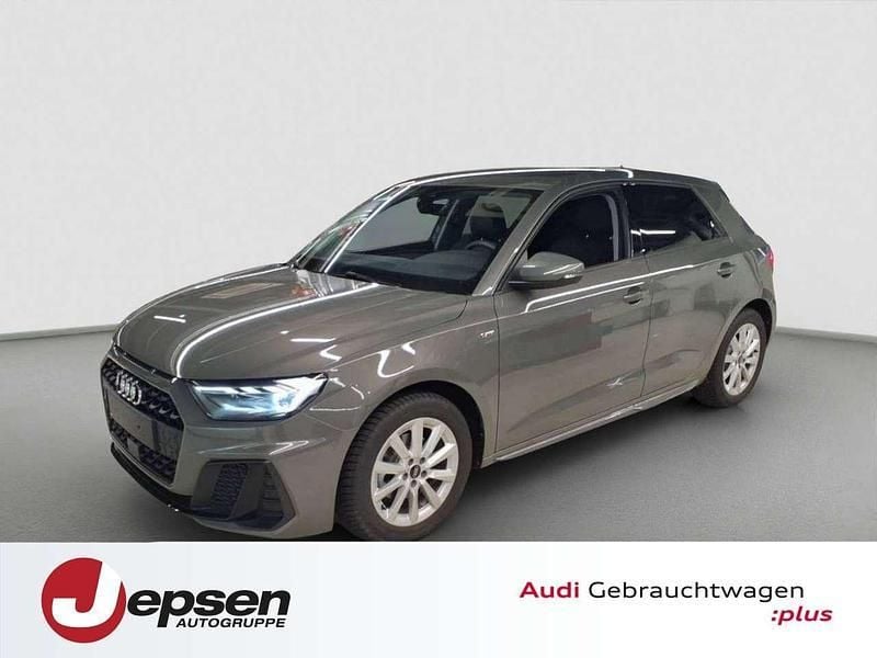Chronosgrau metallic Gebraucht 2024 Audi A1 Sportback S-Line Kleinwagen | 24.880 € (Fairer Preis) - Bild 1/4