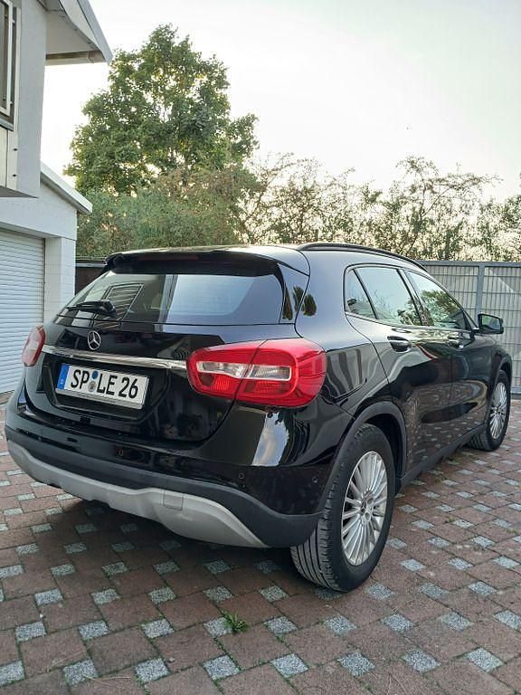 Schwarz Gebraucht 2019 Mercedes GLA180 SUV | 16.900 € (Guter Preis) - Bild 1/4