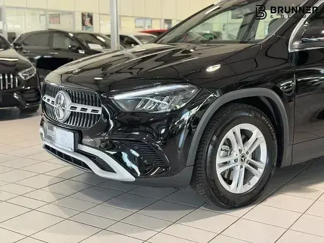 Gebraucht Mercedes GLA200 163 PS (119 kW) 2024 Unilack nachtschwarz SUV
