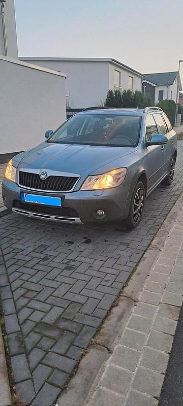 Grau Gebraucht 2012 Skoda Octavia Scout Kombi | 4.599 € - Bild 1/4