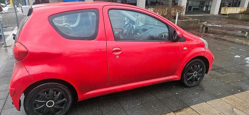 Gebraucht Toyota Aygo 68 PS (50 kW) 2006 Rot Kleinwagen