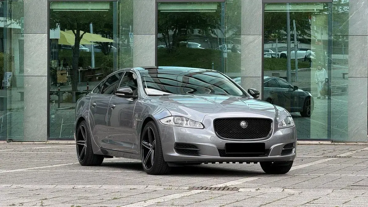 Gebraucht Jaguar XJ Luxury 275 PS (202 kW) 2012 Silber Limousine