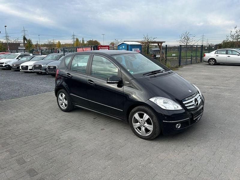 Kosmosschwarz Gebraucht 2012 Mercedes A180 Avantgarde Limousine | 6.999 € (Guter Preis) - Bild 1/4