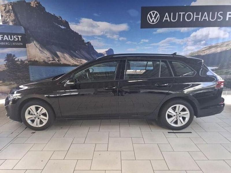 Gebraucht VW Golf VIII Life 131 PS (96 kW) 2023 Schwarz perleffekt Kombi