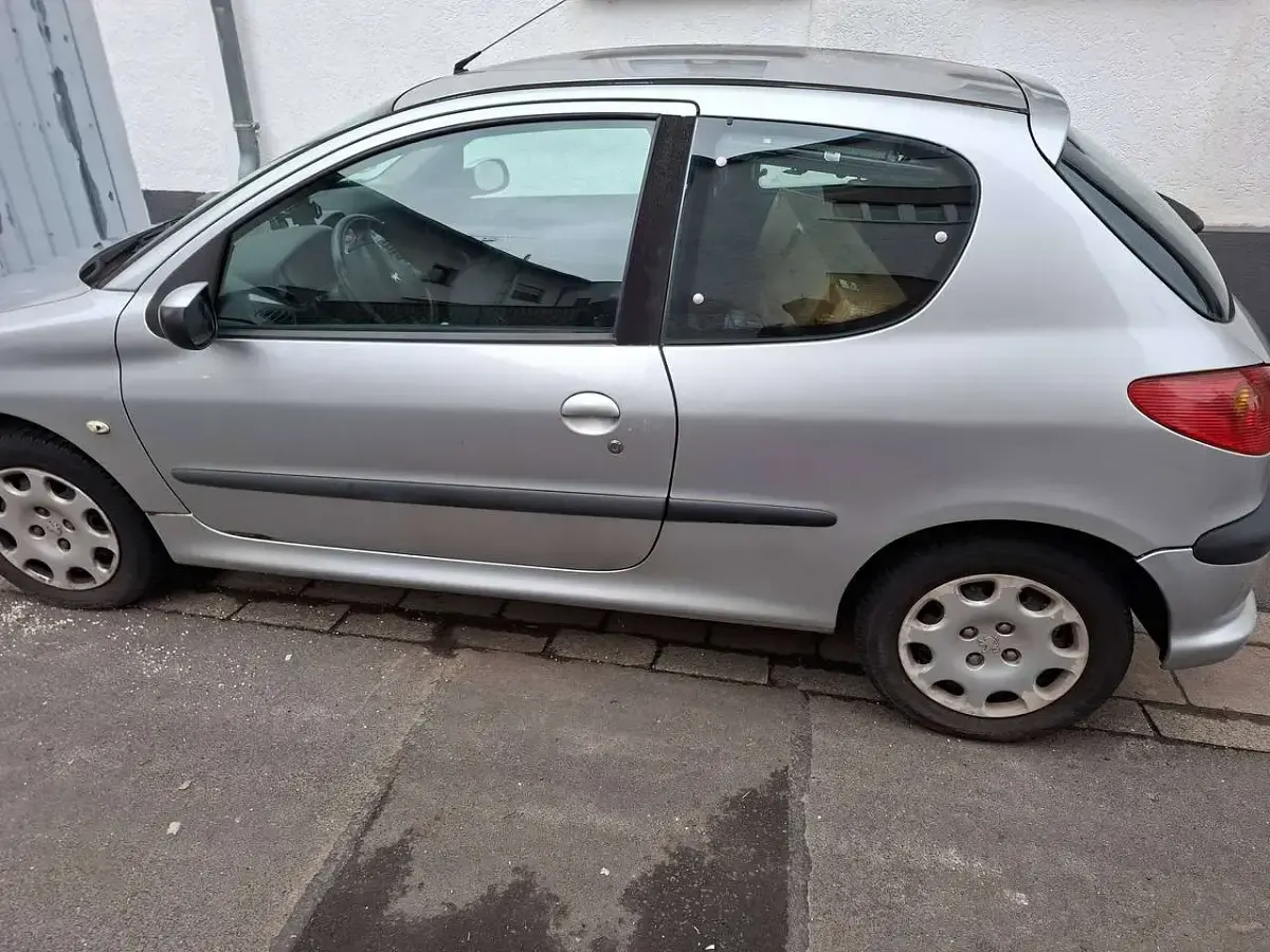 Gebraucht Peugeot 206 88 PS (64 kW) 2005 Silber Limousine