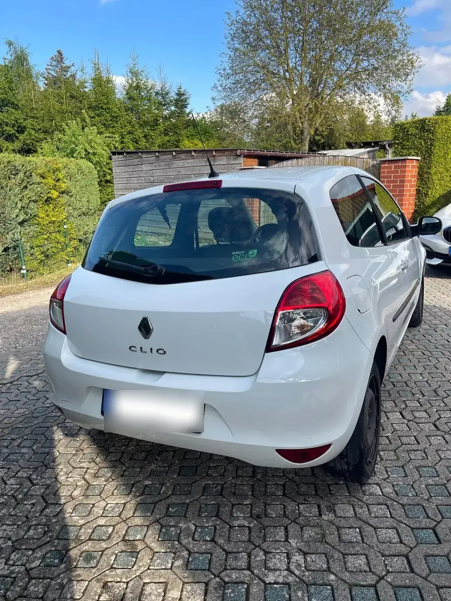 Używany Renault Clio II 75 KM (55 kW) 2011 Biały Hatchback